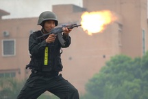 Cảnh sát đặc nhiệm bắn súng, nổ mìn diễn tập chống khủng bố