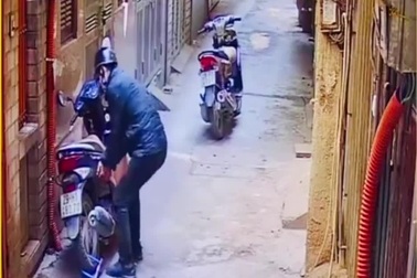 Thanh niên lấy trộm IC xe máy "nhanh như chớp"