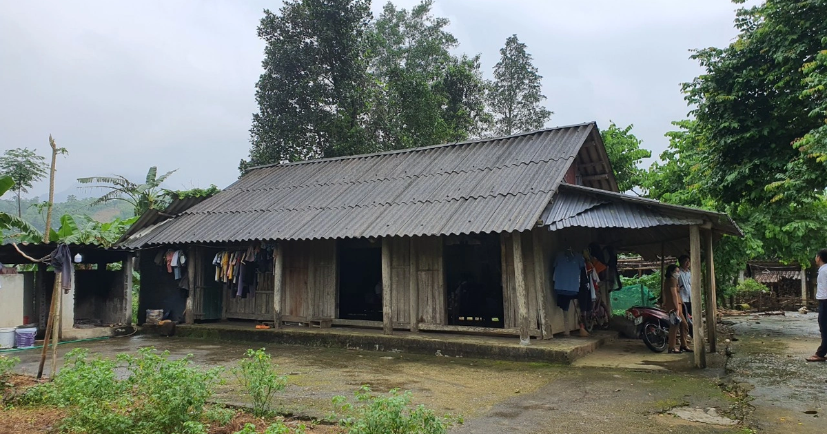 Người đàn ông khờ khạo nuôi 2 con cùng mẹ già đau yếu mơ có căn nhà tử tế | Báo Dân trí