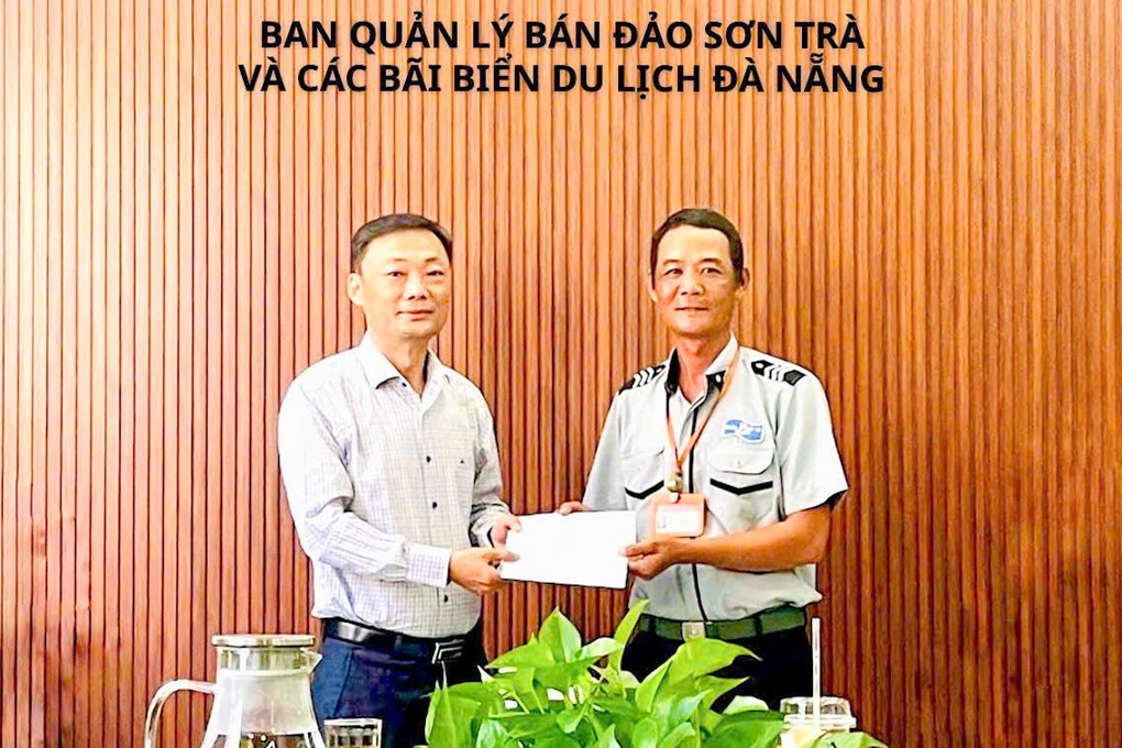 Khen thưởng người tìm nhẫn kim cương cho khách nước ngoài ở Đà Nẵng - 1 Khen thưởng người tìm nhẫn kim cương cho khách nước ngoài ở Đà Nẵng - 1