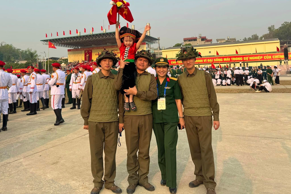 Đằng sau khoảnh khắc em bé tượng đài dưới mưa ở Điện Biên Phủ gây sốt - 4 Đằng sau khoảnh khắc em bé tượng đài dưới mưa ở Điện Biên Phủ gây sốt - 4