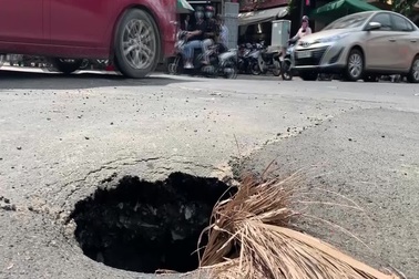 Nhiều người té ngã vì “hố tử thần” ở trung tâm Sài Gòn