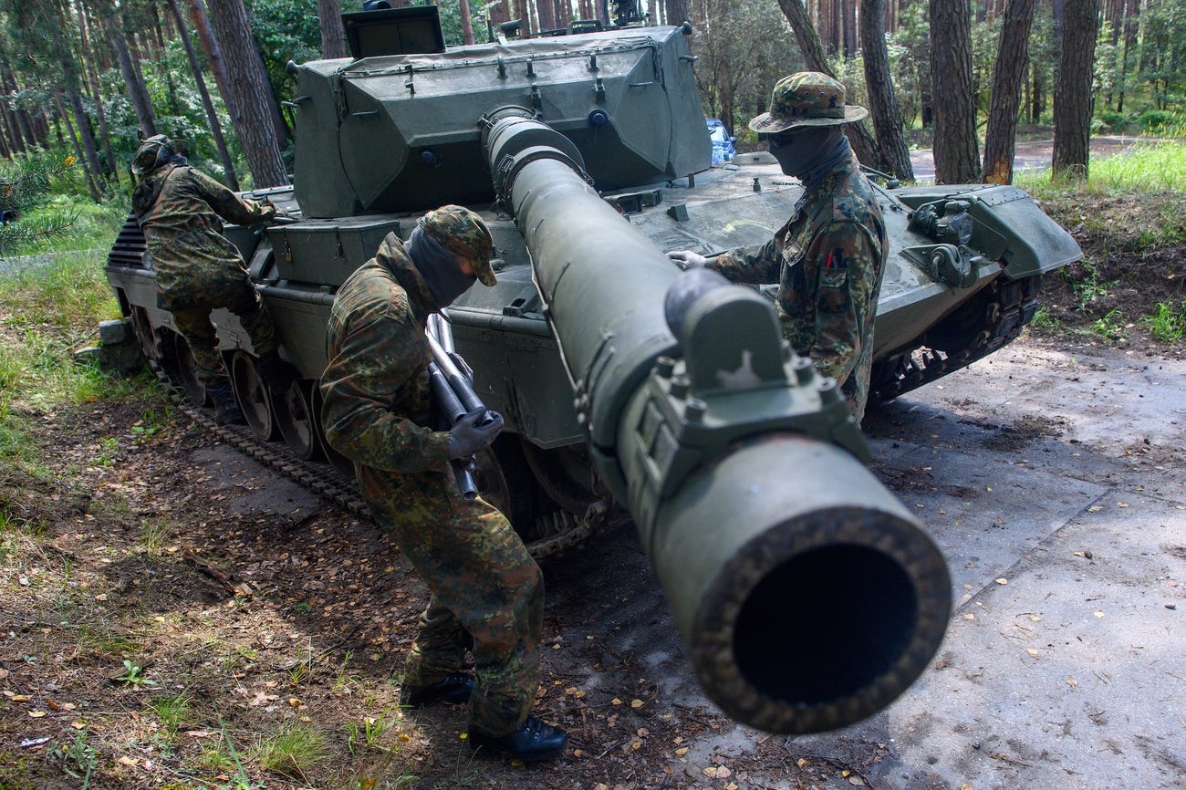 ¿Por qué Ucrania utiliza los tanques de batalla Leopard como artillería de largo alcance? - 1 Lý do Ukraine dùng xe tăng chiến đấu Leopard như pháo tầm xa - 1