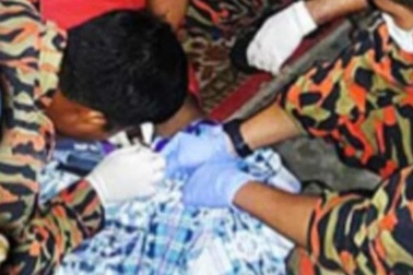 Kẹt "của quý" trong chai, cuống cuồng dùng cưa cắt trong bất lực