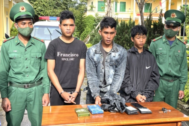 Bắt 3 đối tượng mua bán heroin trong nhà nghỉ