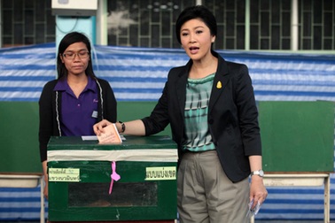 Thủ tướng Thái Lan bỏ nhầm hòm phiếu trong ngày bầu cử