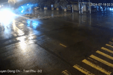 Xe khách và xe tải lao thẳng vào nhau giữa ngã tư