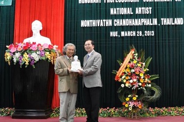 ĐH Huế phong tặng Giáo sư danh dự cho nghệ sĩ Thái Lan