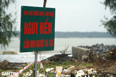 Chính quyền công bố tình huống khẩn cấp khi biển "dọa nuốt làng"