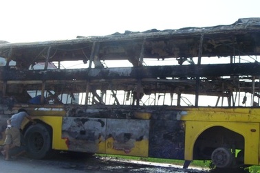 Xe khách bốc cháy, tài xế nỗ lực cứu 40 hành khách