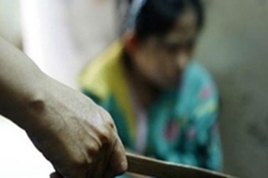 Đâm vợ trọng thương vì nghi ngoại tình với “cột chèo”