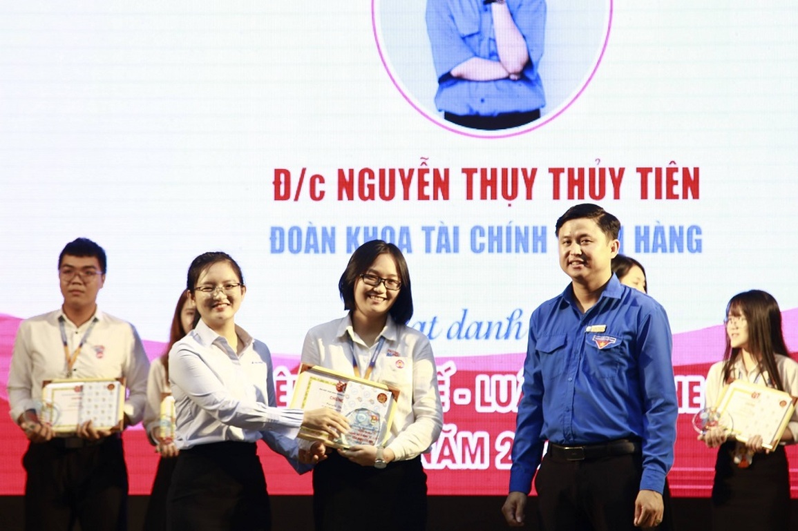 Nghị lực của nữ sinh một tay và lòng nhân ái trong mùa dịch Covid-19 - 3 Nghị lực của nữ sinh một tay và lòng nhân ái trong mùa dịch Covid-19 - 3