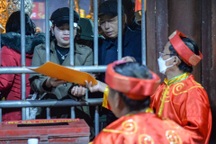 Thức trắng đêm xếp hàng xin ấn đền Trần