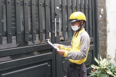 Nhân viên bưu tá sẽ đến nhà từng người hưởng lương hưu để xác minh