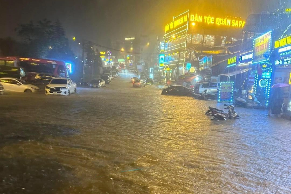 Mưa lớn 20 phút, nhiều tuyến đường ở Sa Pa chìm trong biển nước - 2
