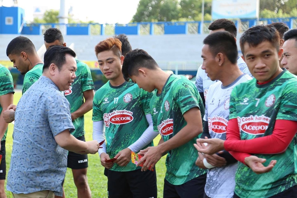 Lee Nguyễn trở lại tập luyện, mừng vì không bị phạt do tăng cân - 3 Lee Nguyễn trở lại tập luyện, mừng vì không bị phạt do tăng cân - 3