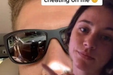 Cô gái phát hiện bị "cắm sừng" nhờ chi tiết nhỏ trong bức ảnh