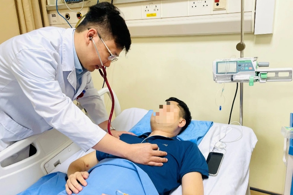 Sau cơn đau đầu, buồn nôn, người đàn ông phải truyền 100 đơn vị huyết tương - 1 Sau cơn đau đầu, buồn nôn, người đàn ông phải truyền 100 đơn vị huyết tương - 1