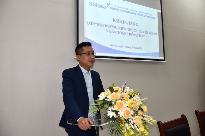 Ông Đặng Tùng Anh, Phó Giám đốc, Trung tâm Chính phủ điện tử, Cục Tin học hóa, Bộ Thông tin – Truyền thông trình bày chuyên đề: “Một số khái niệm cơ bản: Ứng dụng số, số hóa, chuyển đổi số; Kinh tế số, Xã hội số”