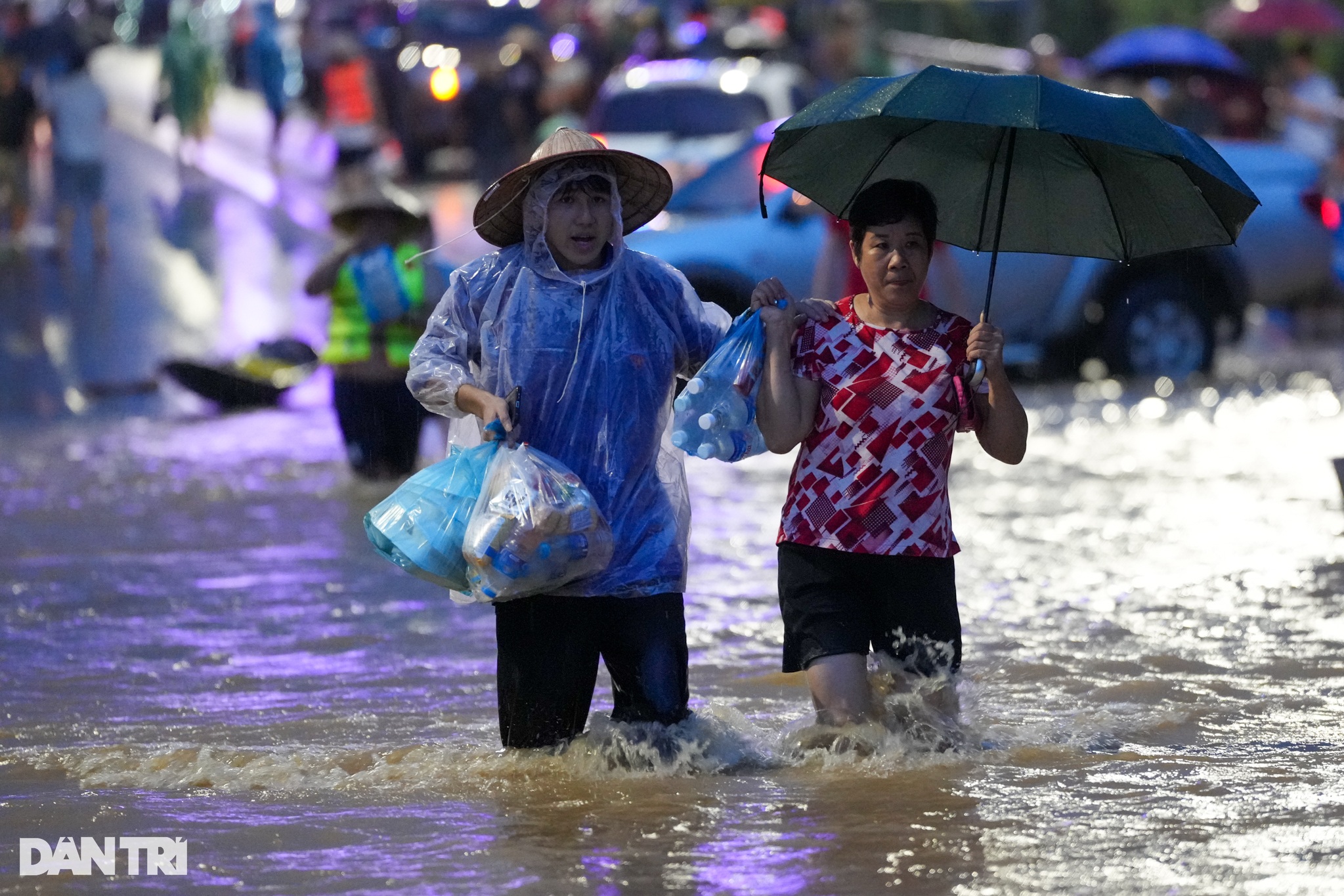 View - Xuyên đêm tiếp tế lương thực cho người dân vùng lũ Thái Nguyên | Báo Dân trí