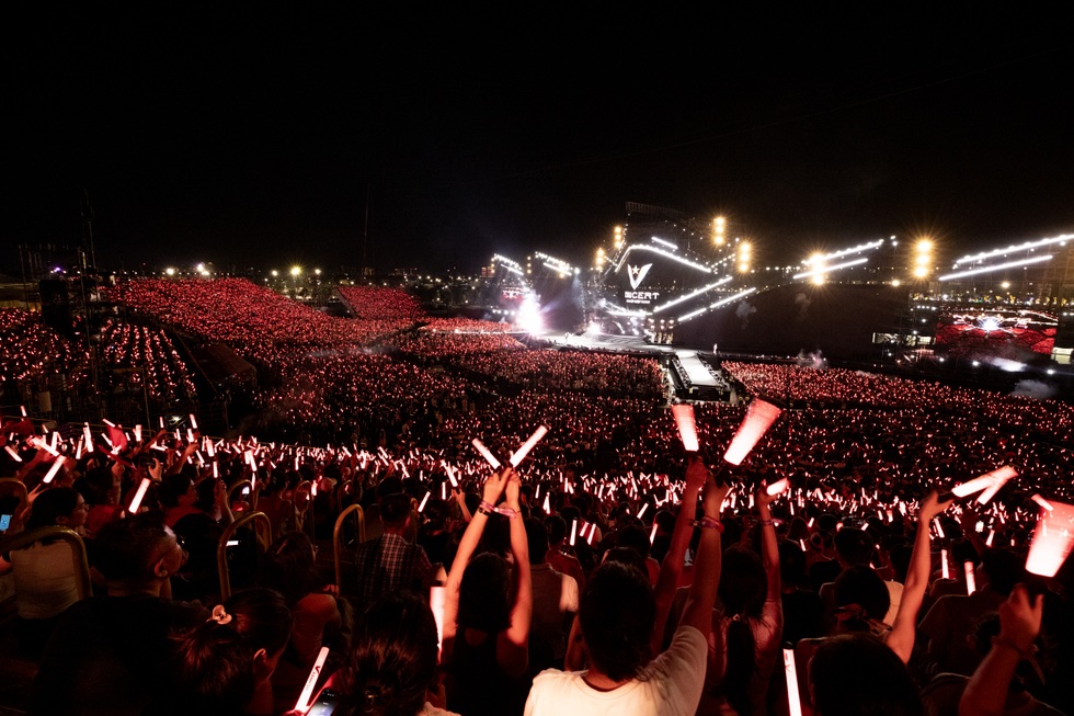Thấy gì từ việc hàng vạn khán giả trẻ săn vé, đi xem “concert yêu nước”? - 1 Thấy gì từ việc hàng vạn khán giả trẻ săn vé, đi xem “concert yêu nước”? - 1