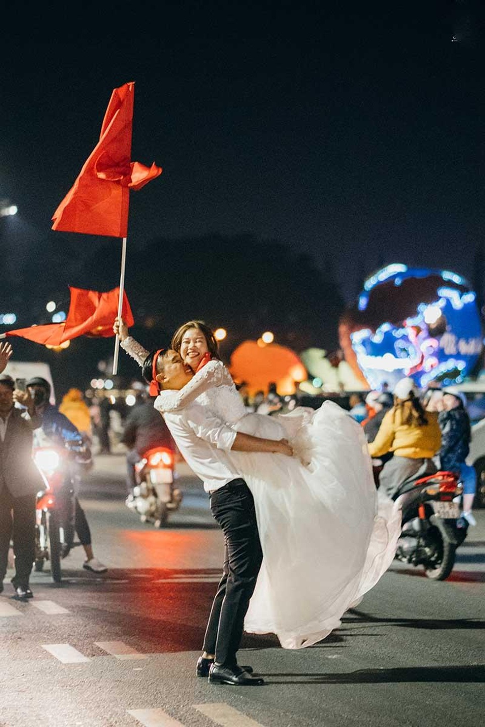 Cặp đôi chụp ảnh cưới “đi bão” ở Đà Lạt mừng U22 Việt Nam chiến thắng - 2 Cặp đôi chụp ảnh cưới “đi bão” ở Đà Lạt mừng U22 Việt Nam chiến thắng - 2