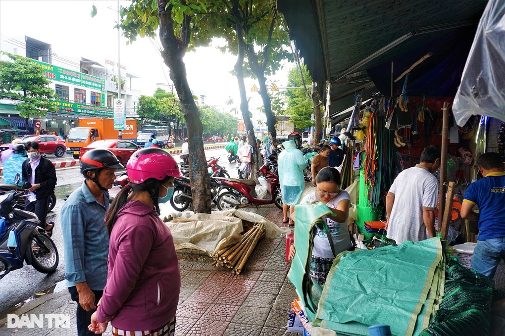 Bão Noru tăng cấp, người dân Đà Nẵng vội sắm vật liệu chèn chống nhà cửa - 8 Bão Noru tăng cấp, người dân Đà Nẵng vội sắm vật liệu chèn chống nhà cửa - 8
