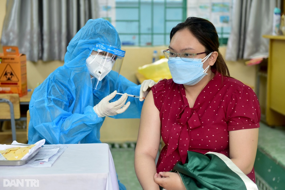 Người đàn ông ở TPHCM tiêm 2 mũi vắc xin Vero Cell trong một phút - 1 Người đàn ông ở TPHCM tiêm 2 mũi vắc xin Vero Cell trong một phút - 1