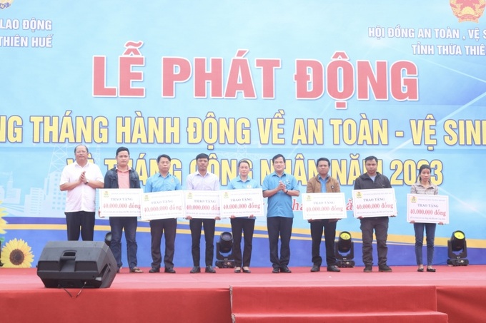 Trao hỗ trợ kinh phí xây dựng Mái ấm công đoàn cho các đoàn viên, người lao động có hoàn cảnh khó khăn