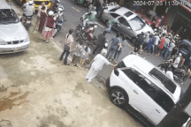 Người dân ùa ra đường nâng ô tô cứu cô gái kẹt dưới gầm