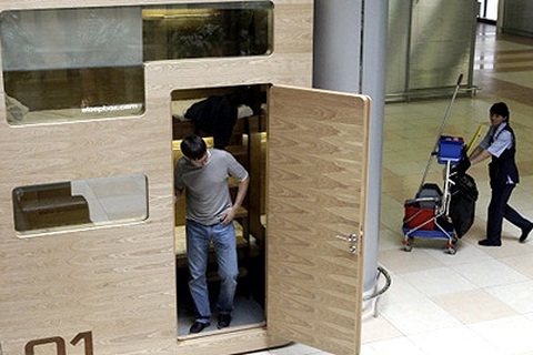 Snowden sống ra sao ở khu quá cảnh sân bay?