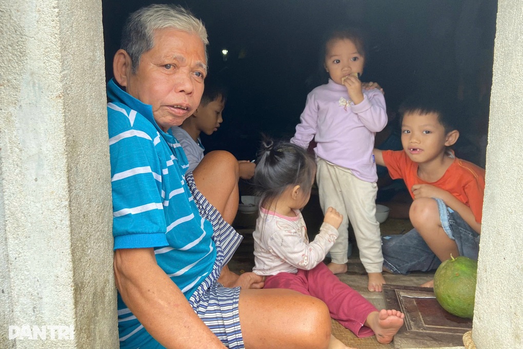 Nước dâng sát mái nhà, người dân chen chúc trên gác tránh lũ - 3 Nước dâng sát mái nhà, người dân chen chúc trên gác tránh lũ - 3