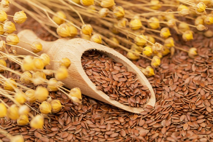 Hạt lanh giàu chất xơ và axit béo omega 3, vừa giúp giảm cân, vừa giúp giảm táo bón.