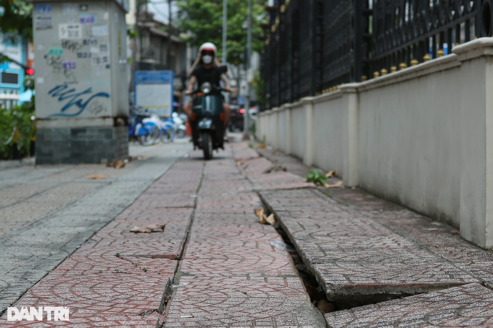 Nhiều tuyến vỉa hè ở trung tâm TPHCM như chiếc áo rách - 11