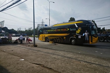 Xe khách đón khách lộn xộn trên quốc lộ 1A bị CSGT TPHCM xử phạt