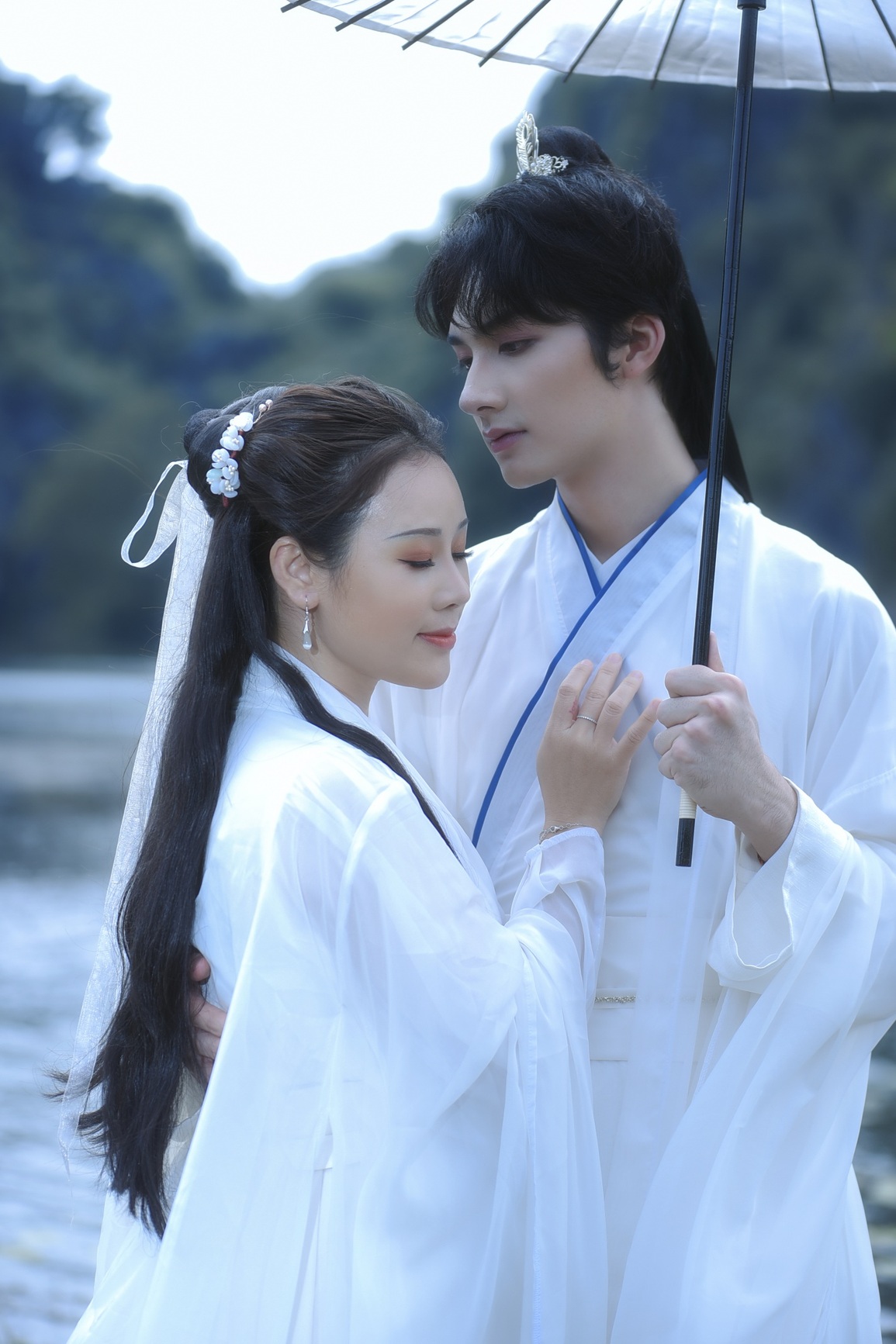 Ca sĩ Hoa Trần ra mắt MV mới, đóng cặp cùng bạn diễn kém 18 tuổi - 1 Ca sĩ Hoa Trần ra mắt MV mới, đóng cặp cùng bạn diễn kém 18 tuổi - 1