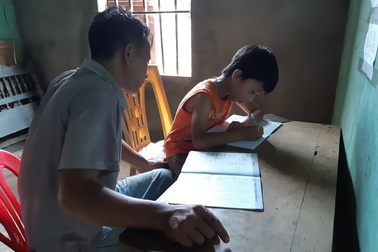 Rơi nước mắt cảnh “gà trống” tật nguyền nuôi con bệnh tật