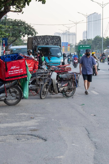 Nhức nhối tình trạng lấn chiếm vỉa hè, đẩy người đi bộ xuống đường ở Hà Nội
