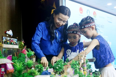 Trẻ em học bảo vệ nguồn nước và tự thiết kế sân chơi tái chế