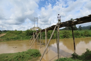 Thầy trò bản Mông mong mỏi một cây cầu