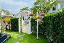 Căn biệt thự có khu vườn “hoa nở suốt 4 mùa” đẹp tuyệt ở Sài Gòn