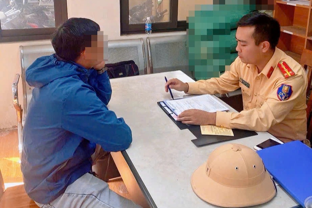 CSGT Hà Nội xử phạt tài xế xe bồn làm rơi vãi bê tông xuống đường - 1 CSGT Hà Nội xử phạt tài xế xe bồn làm rơi vãi bê tông xuống đường - 1