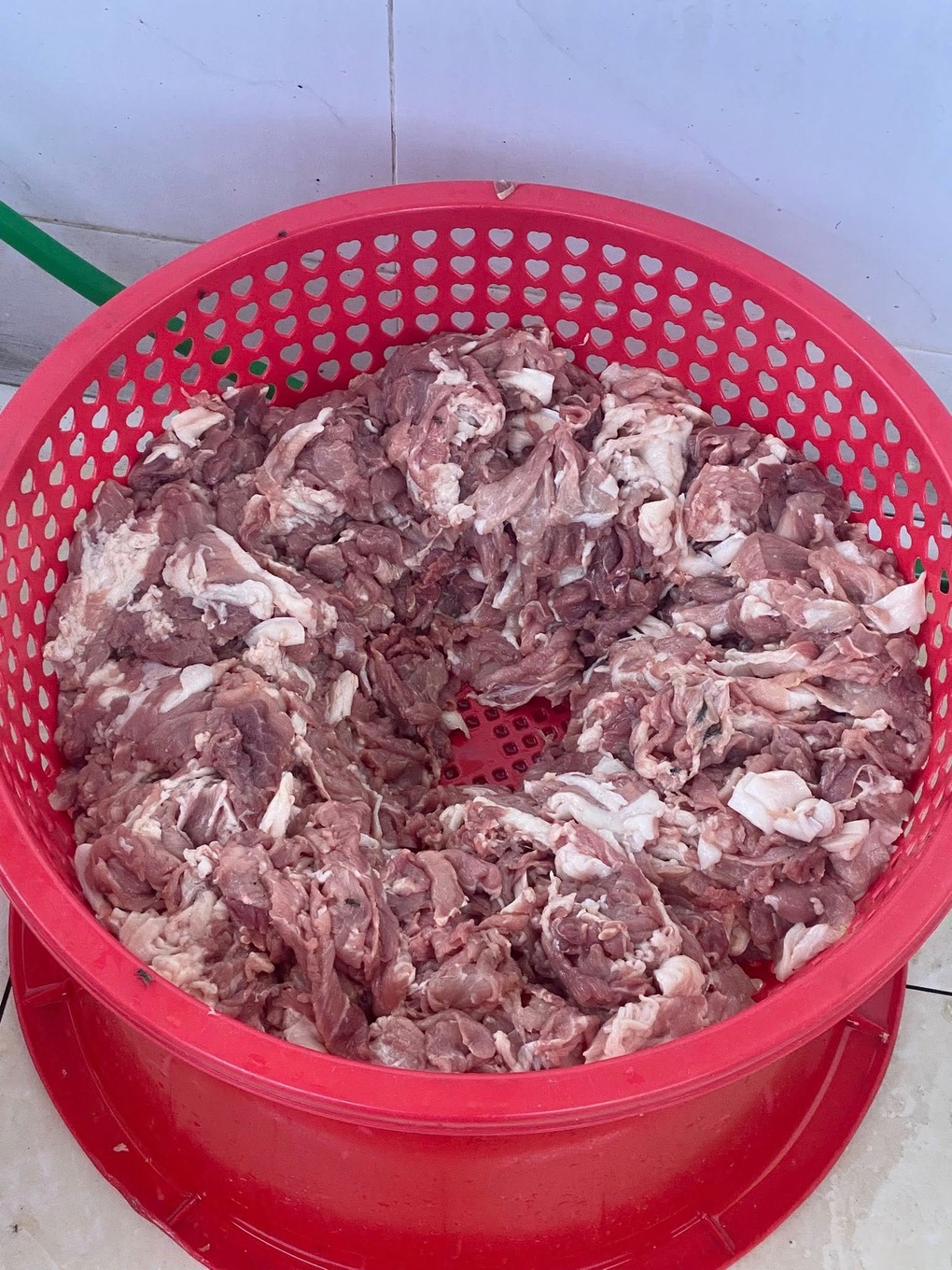 បង្រ្កាបផ្ទះបាយបឋមនៅហាណូយនាំចូលត្រីរលួយ និងសាច់មានក្លិនស្អុយ - ១ Xôn xao bếp ăn học sinh tiểu học ở Hà Nội nhập cá ươn, thịt bốc mùi - 1
