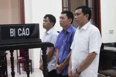 Nhận tiền "chung chi" để làm sai lệch hồ sơ, 3 cán bộ kiểm lâm hầu tòa