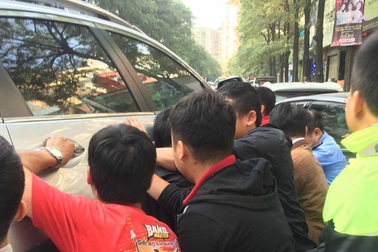 Hà Nội: Nhiều người khiêng ô tô cứu cháu bé mắc kẹt dưới gầm xe
