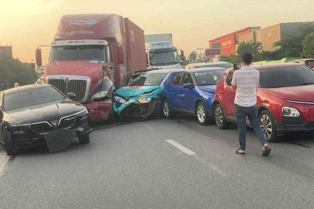 Xe đầu kéo đâm liên hoàn 6 ô tô con trên đường Hà Nội - 1 Xe đầu kéo đâm liên hoàn 6 ô tô con trên đường Hà Nội - 1