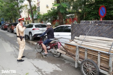 CSGT xử lý nhiều tài xế chở hàng cồng kềnh "luồn lách" trong ngõ nhỏ