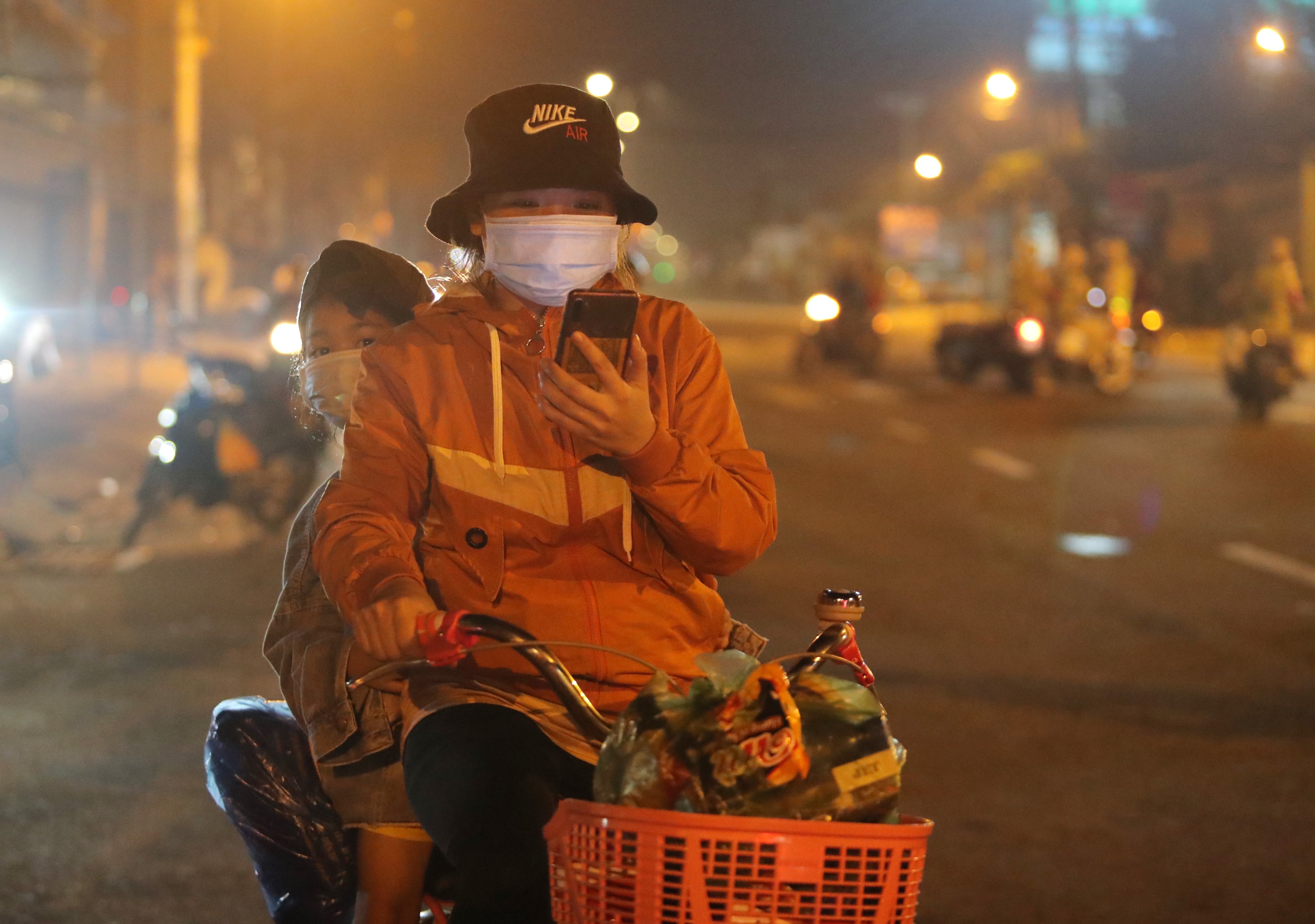 Cuộc trường chinh về quê của những người miền Tây kẹt tại chốt kiểm soát - 7 Cuộc trường chinh về quê của những người miền Tây kẹt tại chốt kiểm soát - 7