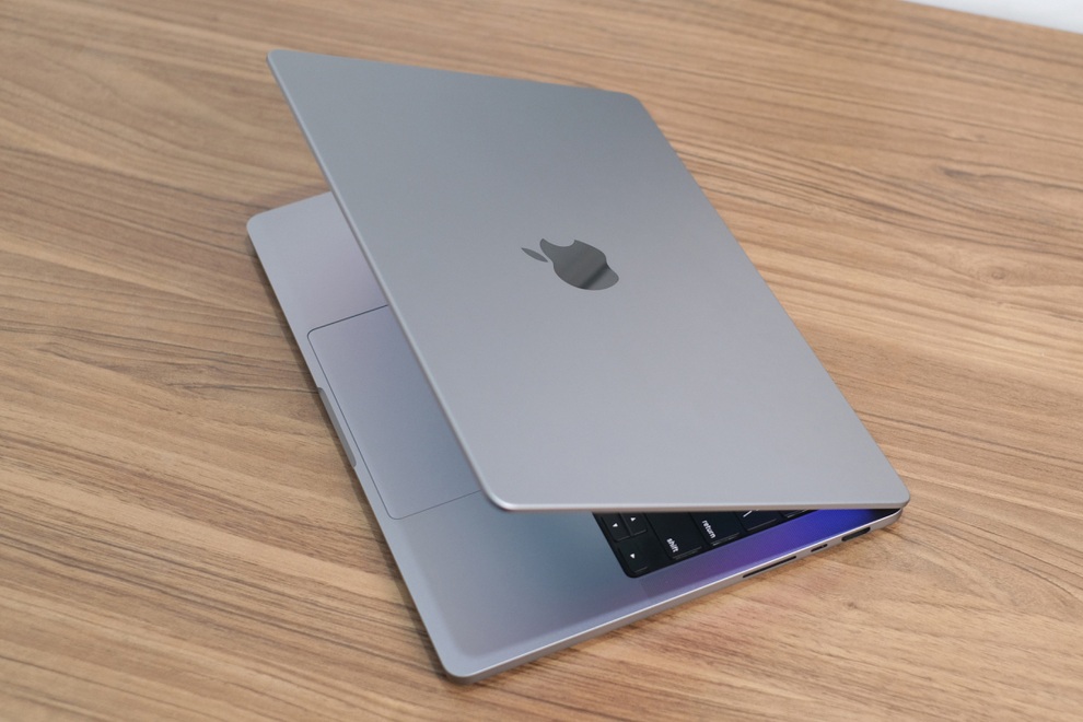 Cận cảnh MacBook Pro tai thỏ tại Việt Nam, giá hơn 50 triệu đồng - 1 Cận cảnh MacBook Pro tai thỏ tại Việt Nam, giá hơn 50 triệu đồng - 1
