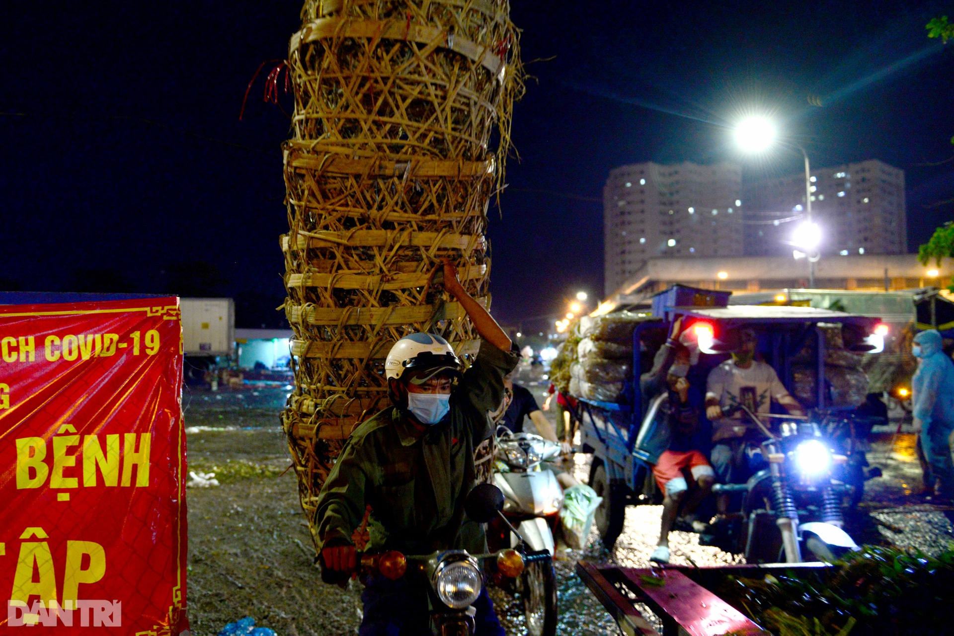 Tiểu thương kẹt hàng chục tấn rau củ khi chợ Hóc Môn bất ngờ đóng cửa - 14